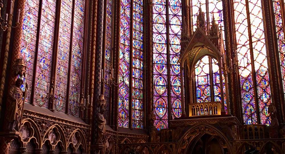 Foto del interior de la capilla alta de La Sainte Chapelle o capilla santa de paris