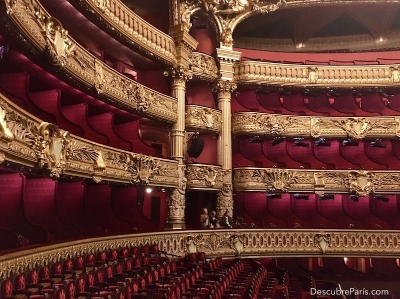 Interior de la sala de espectáculos de la Opera Garnier, sin espectadores, para apreciar bien el contraste del rojo de la silletería y el dorado de la decoración