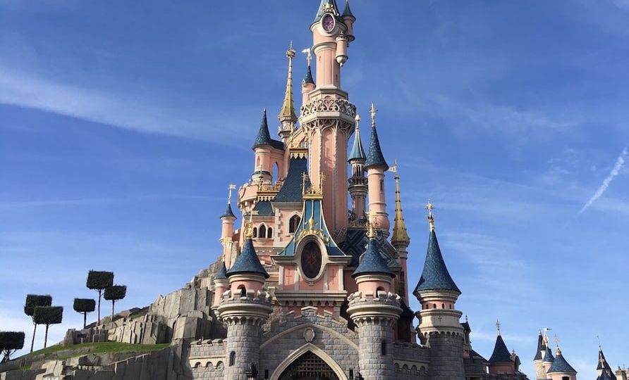 Castillo de la Bella Durmiente en Disneyland Paris, en la foto se observa el acceso al castillo, las diferentes torres