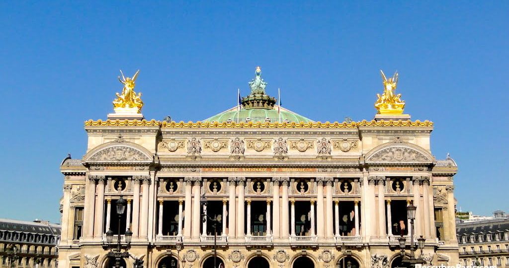 Vista de la fachada principal de la Opera Garnier, tomada desde la Avenue de l'Opera y desde la que se ve los angeles y a Apolon con la Lira en sus manos