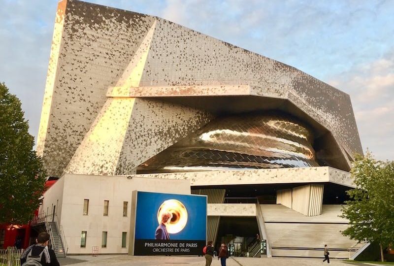 Vista frontal de la fachada del Edificio de la Filarmónica de París