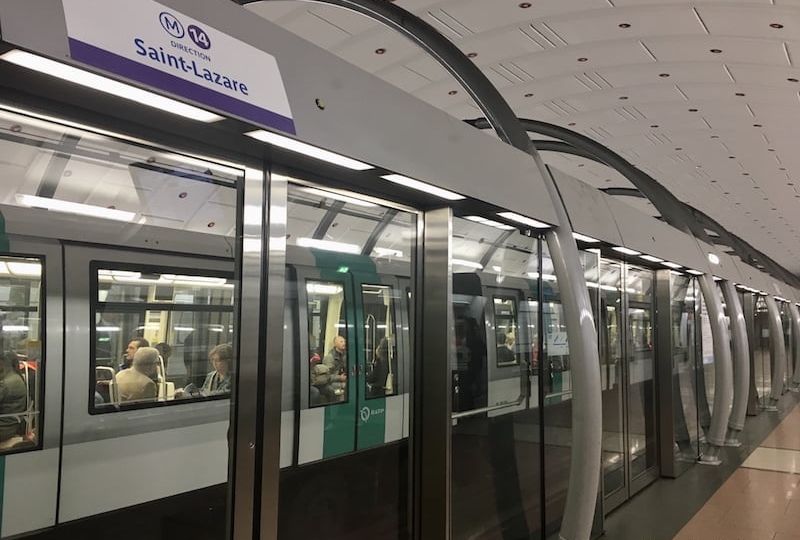 Estación de metro de la linea 14 de Paris, se ve un tren llegando