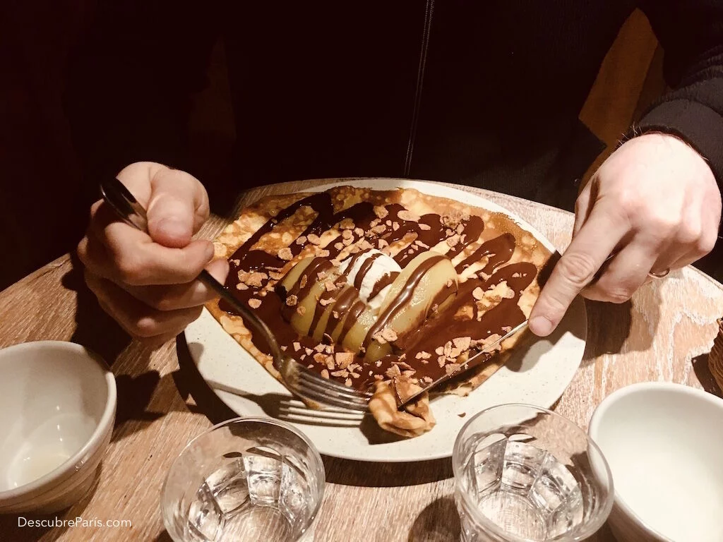 dar ganas de comer unos crepes franceses con chocolate y chantilly