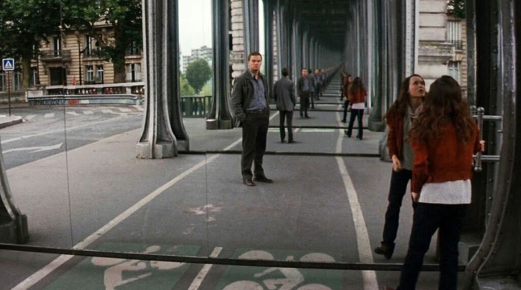 imagen de la película el origen en el puente de bir hakeim en paris se ve un espejo atravesado en el famoso puente parisino