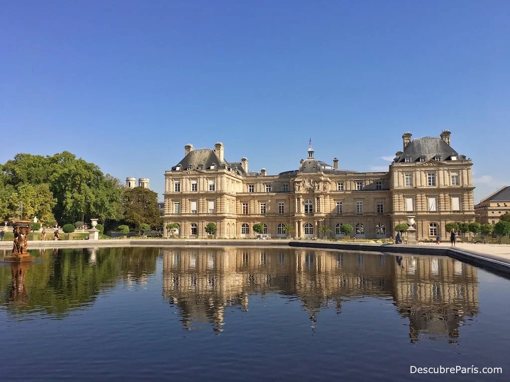 Edificio del palacio de luxemburgo del jardin de luxemburgo de paris, reflejado en el agua del estanque principal del jardin