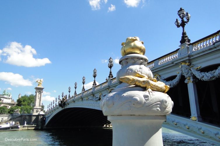 Vista del Puente Alexander III desde la orilla izquierda del Rio Sena de Paris. El objetivo es mostrar la decoración y ornamentos que adornan el puente Alexander III de Paris