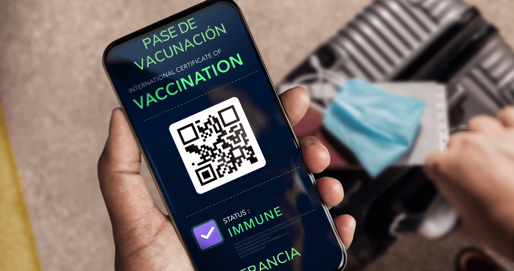 Telefono inteligente sostenido por un viajero mostrando su pase de vacunacion